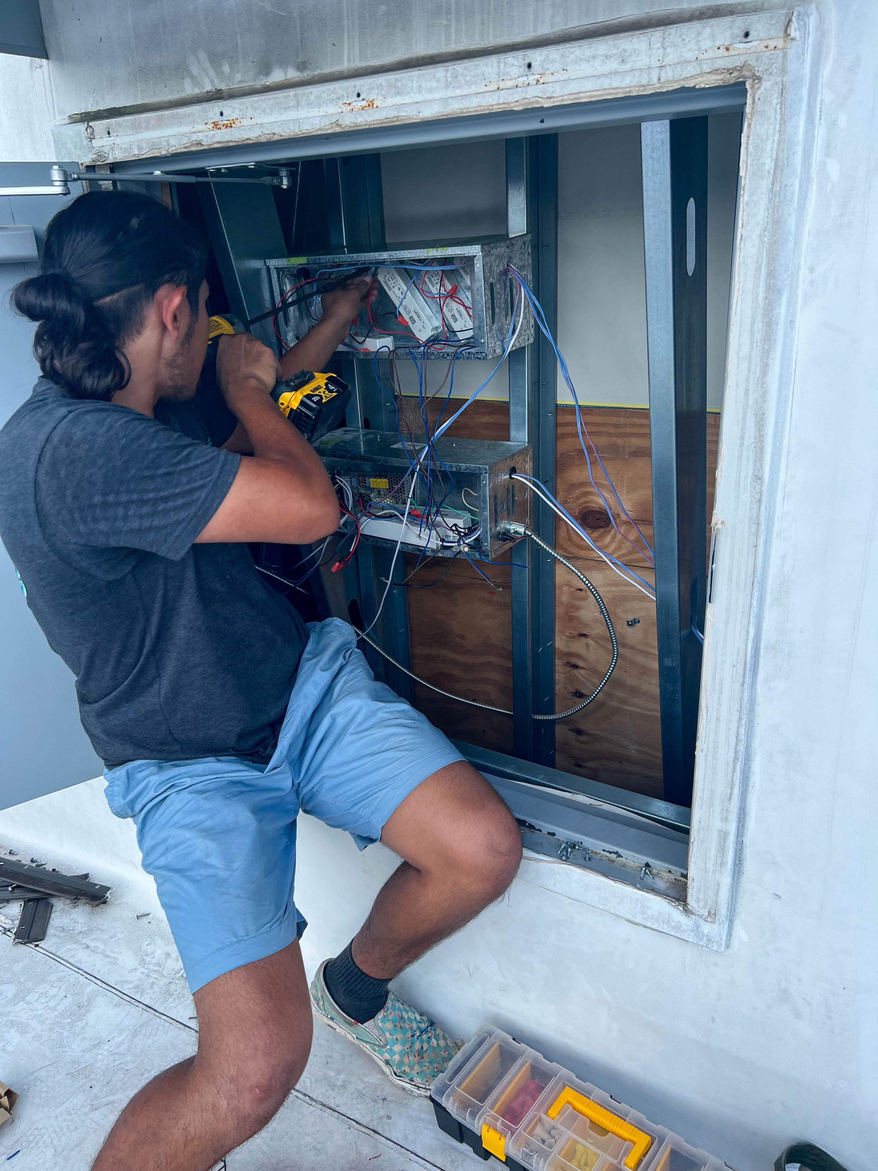 rey signs sign repair & restore services 